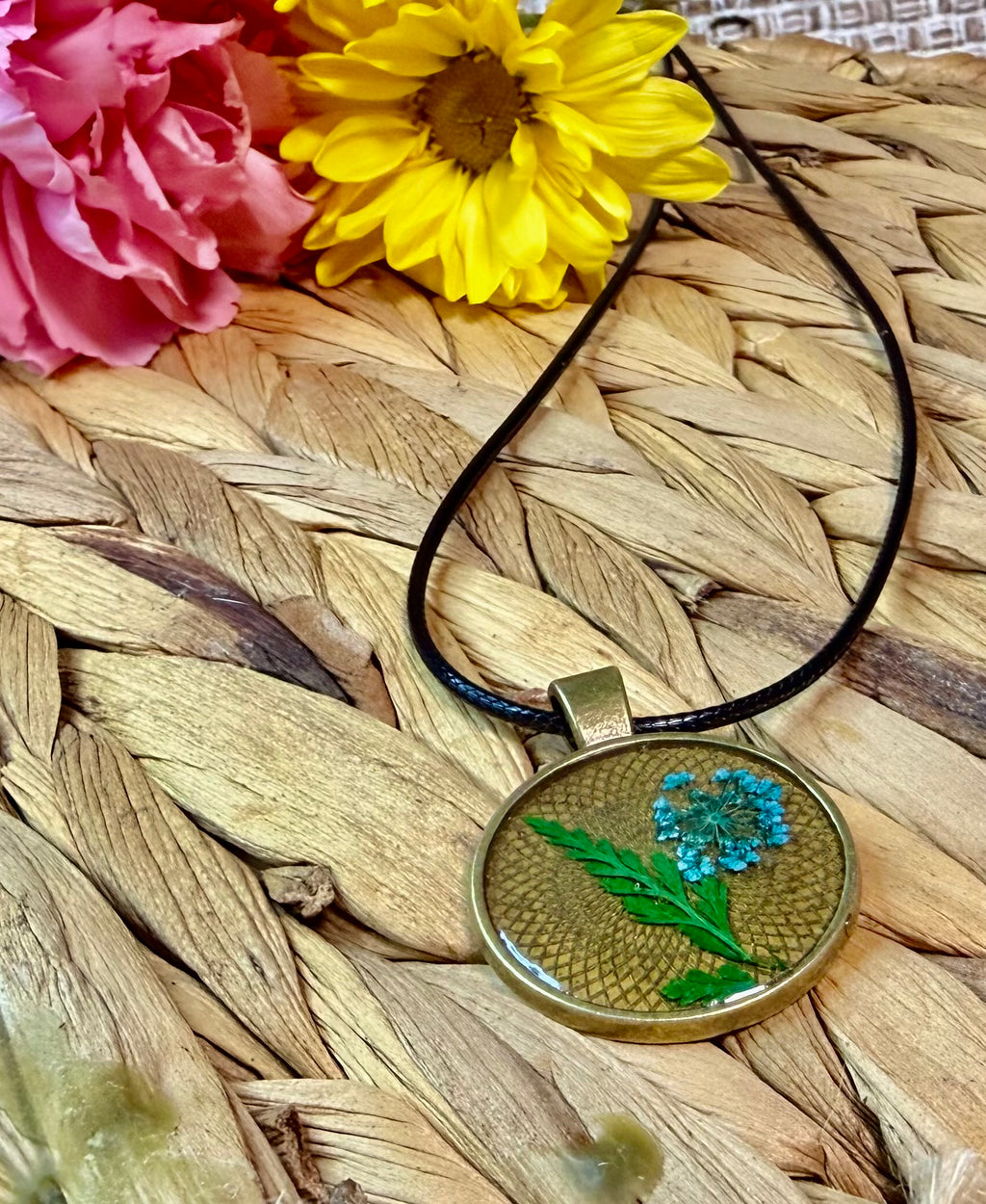 Resin Pendent Floral Necklace